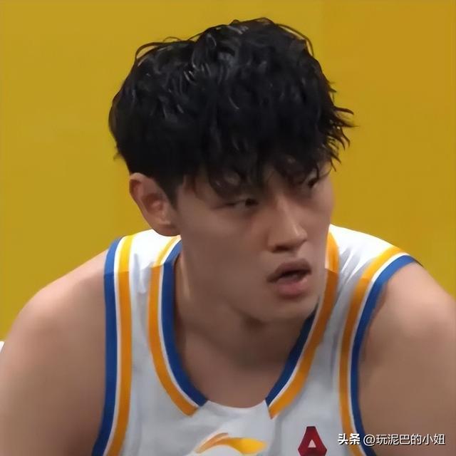 包含赛后新疆广汇备战荷甲拜仁慕尼黑国际比赛日更衣室发声，媒体一致点评：风云突变广厦男篮赛前手感冰凉的词条